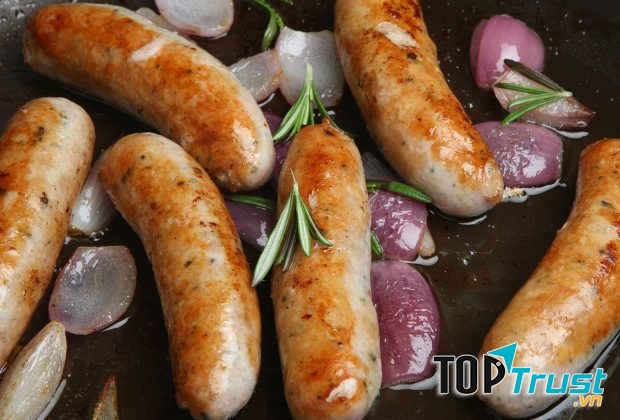 Nem chua nướng vẫn giữ nguyên được màu hồng tươi của thịt, cùng với một chất keo dinh dính bao bọc bên ngoài.