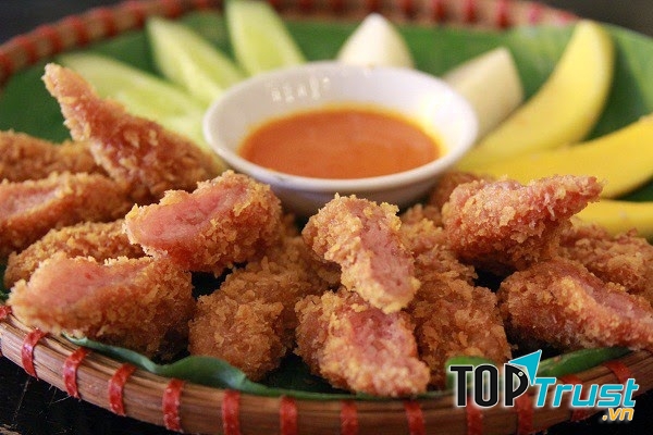 Nem chua để trong những khay lót lá chuối, đặt lên một chiếc ghế khác làm bàn.