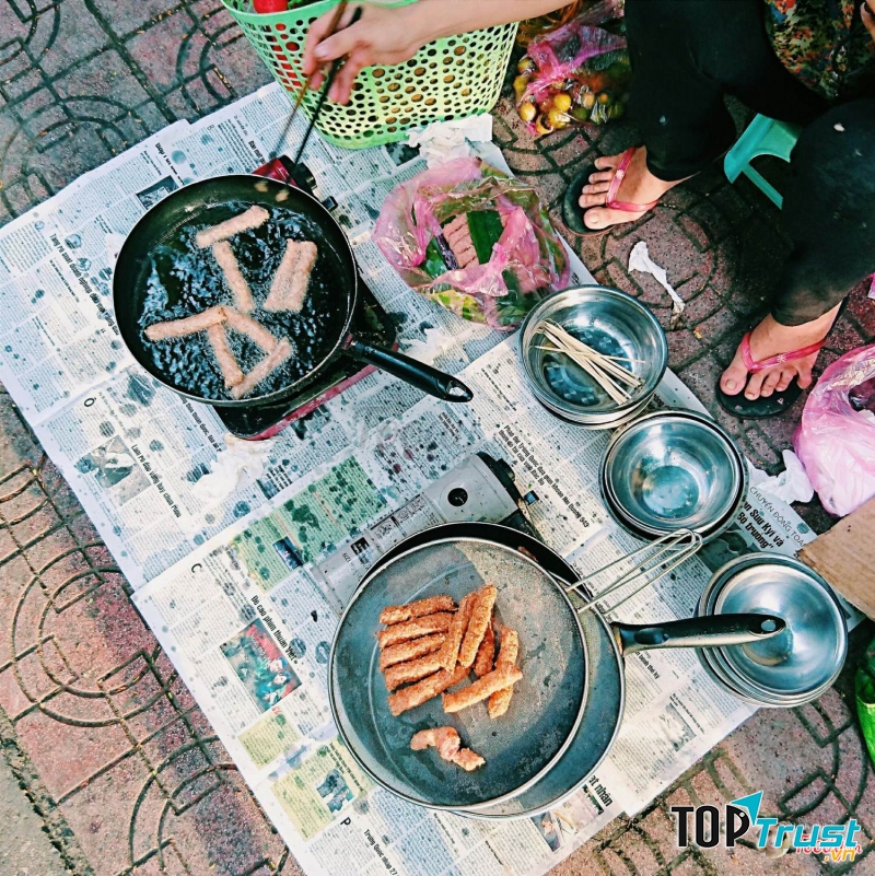 Nem không tẩm bột chiên xù như nhiều quán khác nhưng vẫn thơm, ngoài giòn rụm trong lại mềm ngọt vị thịt