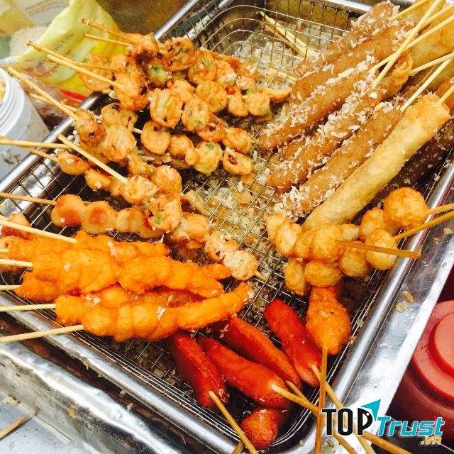 Nem chua rán- Cổng trường Nguyễn Bỉnh Khiêm