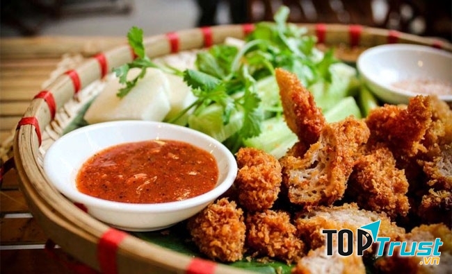 Nem chua rán cùng nước chấm tương ớt, xoài và củ đậu
