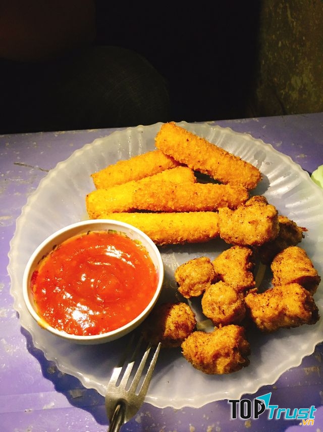 Nem rán có hình tròn tròn, bụ bẫm đáng yêu lại vàng ruộm, thơm nức mũi nên nhìn là muốn cắn ngay lập tức