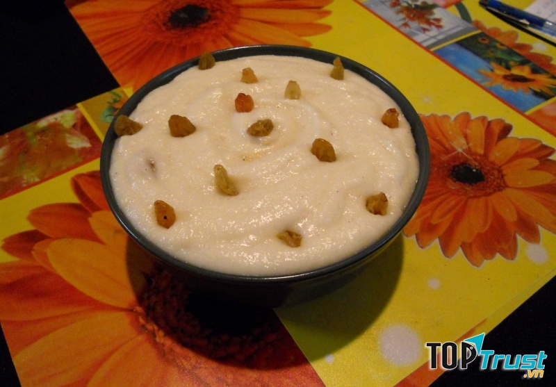 Tục ném bánh lên trần nhà tại Slovakia và Ukraine