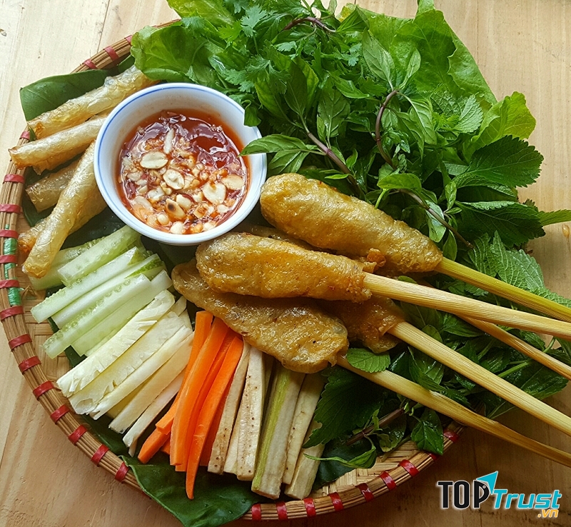 Nem nướng xiên que hay còn gọi là nêm lụi.