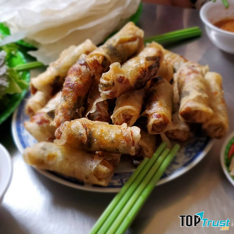 Những miếng nem có vỏ giòn tan tại nem nướng 92 chắc chắn sẽ khiến bạn hài lòng