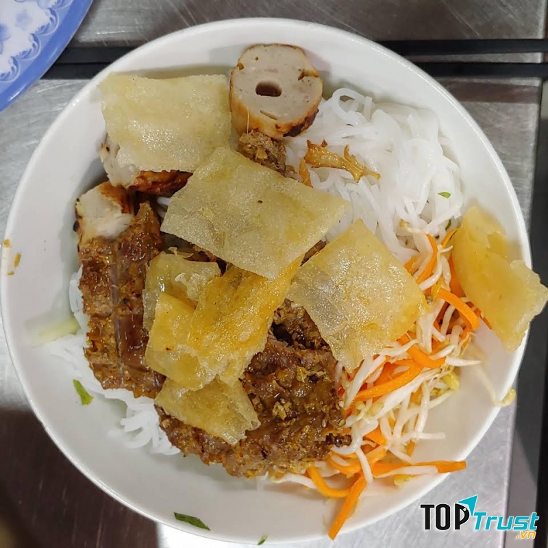 Món nem nướng tại 92 Nguyễn Công Trứ luôn biết cách hấp dẫn các thực khách gần xa