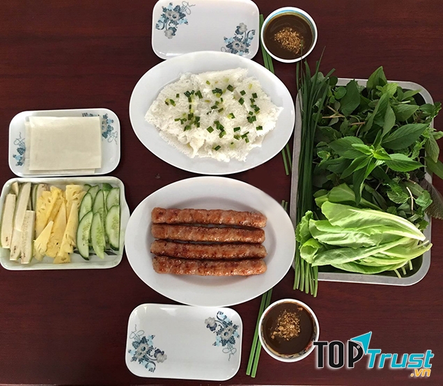 Nem nướng và bánh hỏi Thanh Hương