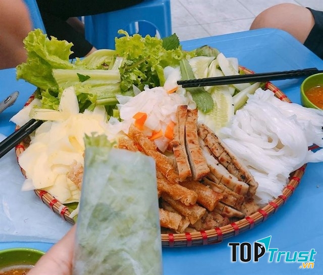 Nem Nướng Nha Trang Cô Lê Quán Sông Nhuệ luôn chiếm được cảm tình khách hàng bởi sự khác biệt đầy độc đáo trong từng hương vị đồ ăn được tạo nên
