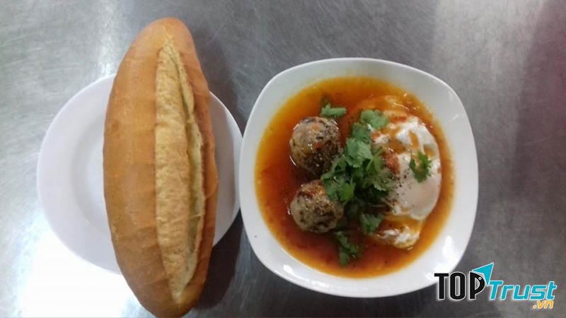 Ngoài nem nướng, quán Cô Thu còn có rất nhiều món ngon khác