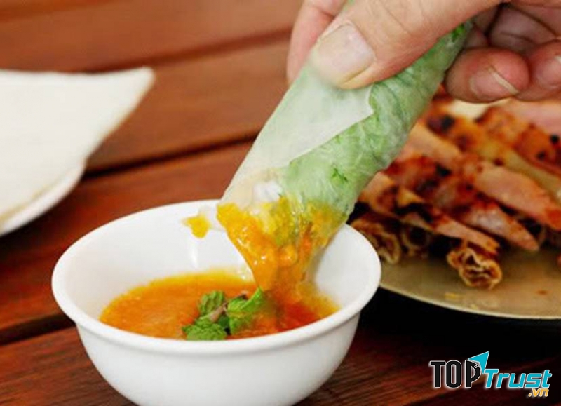 Khác với nem nướng thông thường, nem ở đây có bọc thêm một lơp rau sống ăn kèm và đa nem bọc sẵn, khách hàng chỉ việc nhận nem và ăn thôi