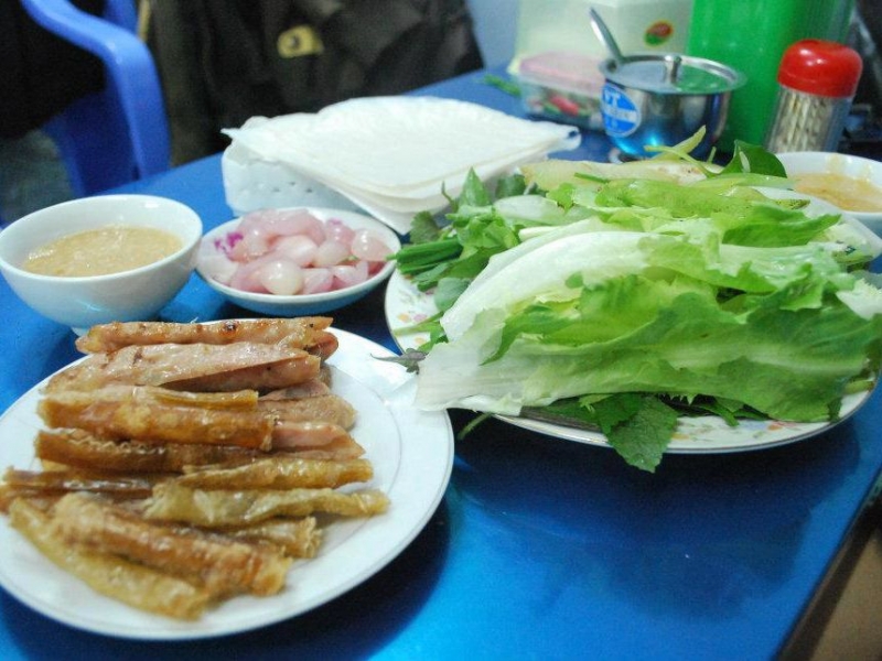 Nem nướng kèm rau thơm và gia vị