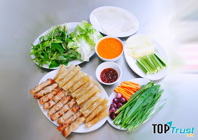 Ăn nem nướng kèm với rau sống và nước chấm