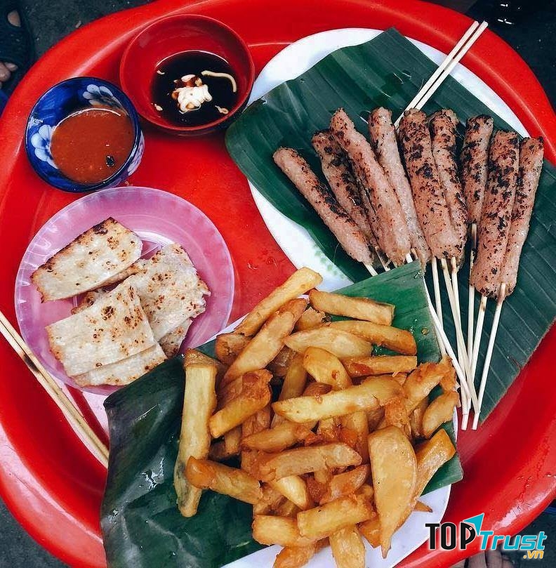 Không giống với cái giòn dai, vàng ruộm của nem chua rán, nem nướng có một vị ngon hoàn toàn khác.