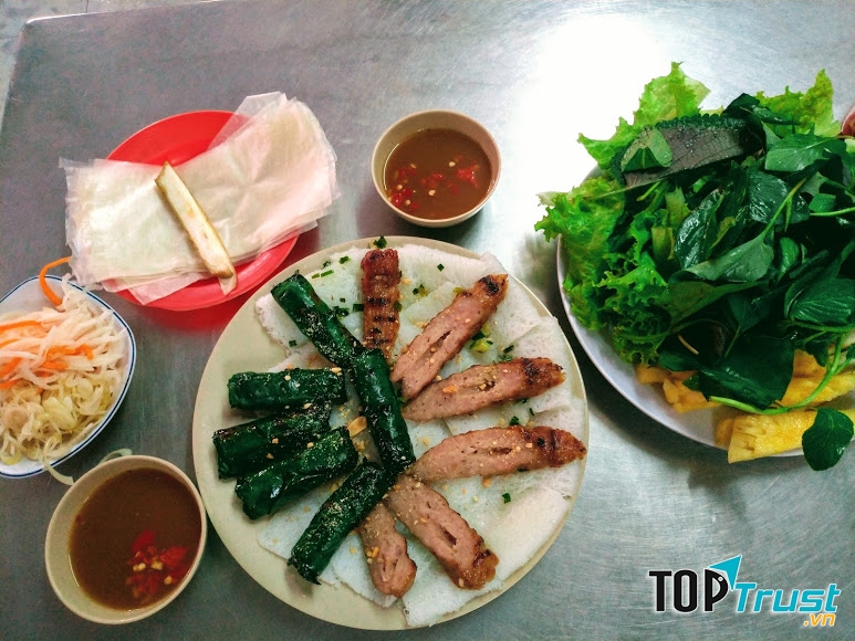 Nem nướng, bò lá lốt Hai Vân