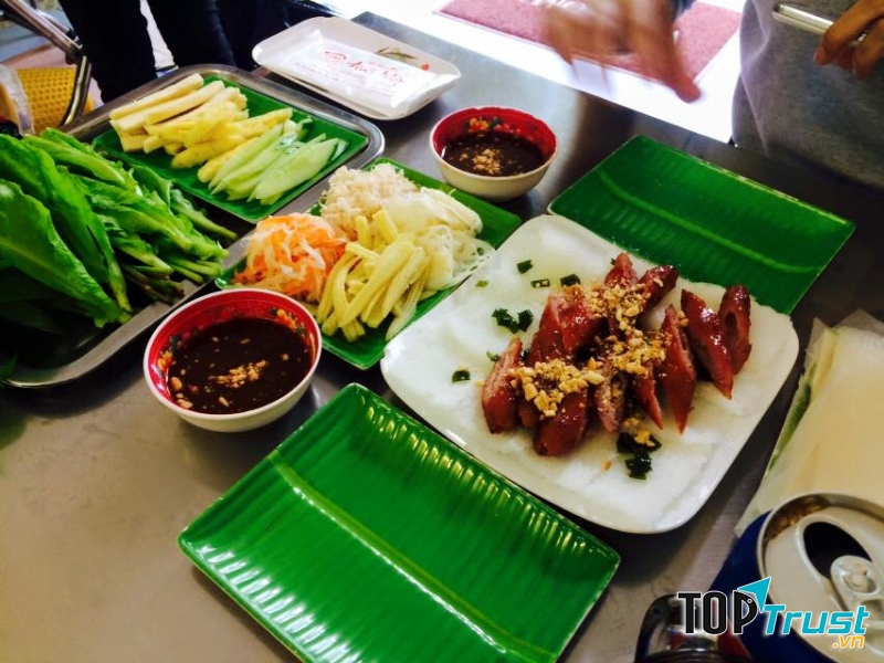 Nem nướng, bò lá lốt Hai Vân