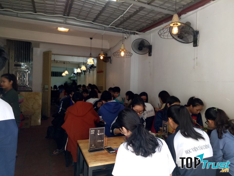 Quán rất đồng khách