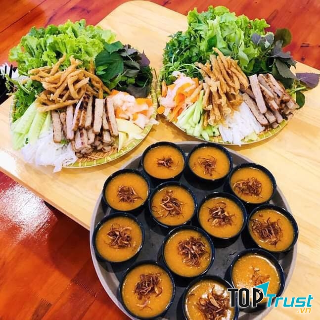 Công thức nước chấm và làm nem tại đây khá đặc trưng.