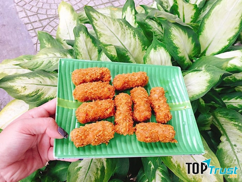 Ngoài nem nướng, quan còn bán rất nhiều đồ ăn vặt