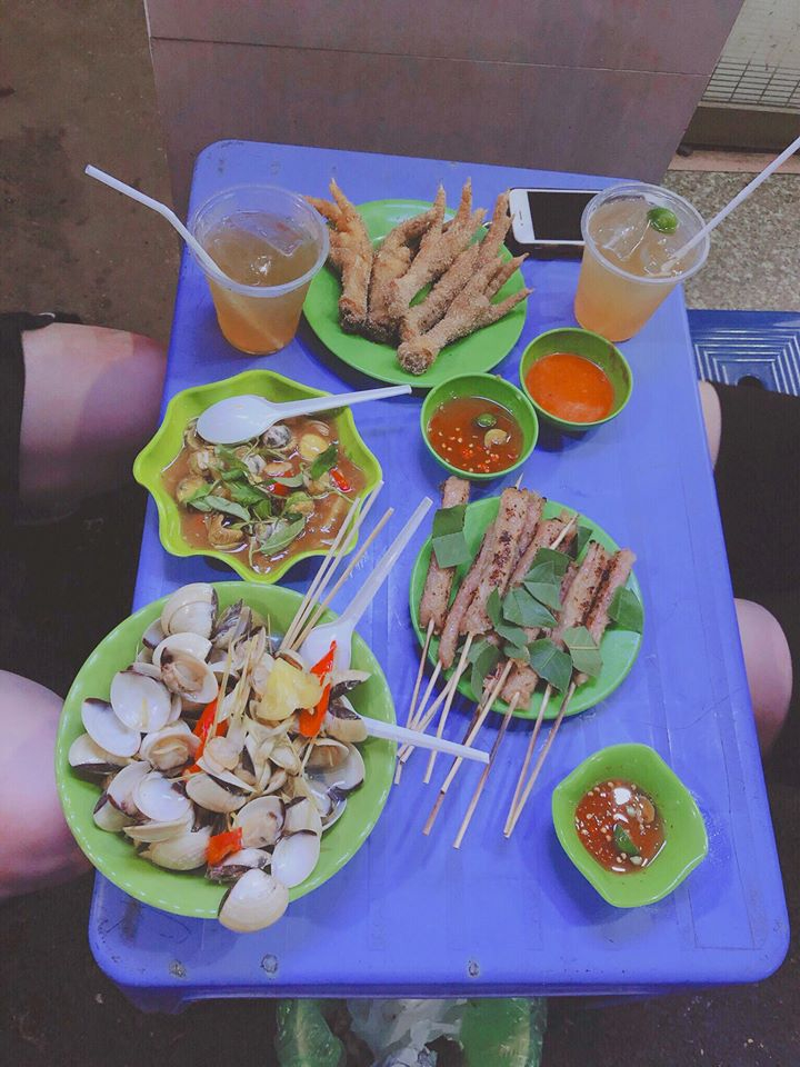 Nem nướng nóng hổi, lan toả mùi hương quyến rũ, chưa mang đến bàn nhưng đã khiến bụng khách cồn cào.