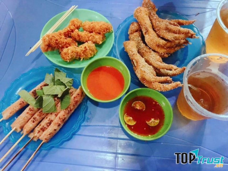 Nem nướng Mỗ Lao và những món ăn vặt khác