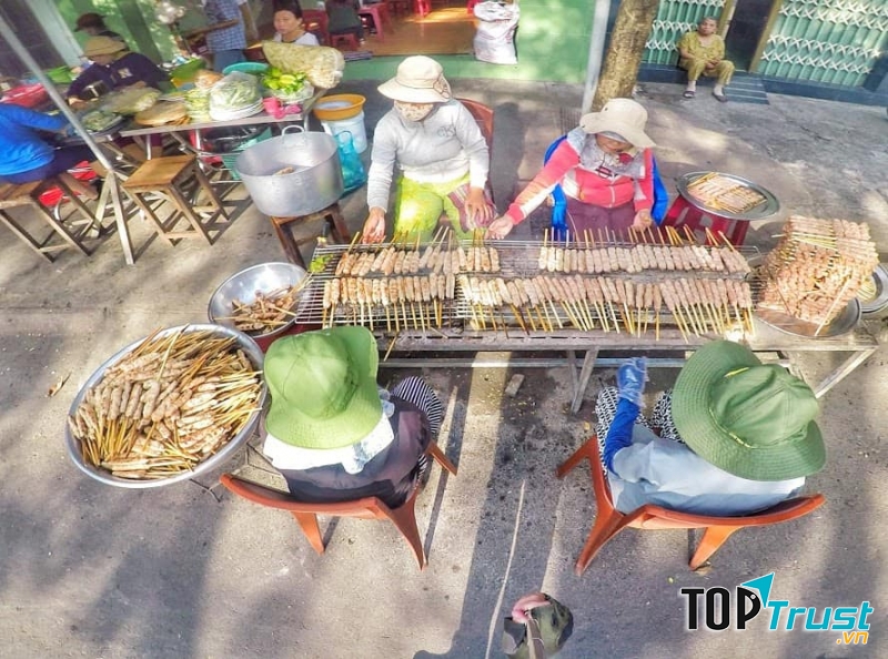 Những xiên thịt nướng thơm nức tại nem nướng Nhật Hoàng đang chờ để được phục vụ các thực khách