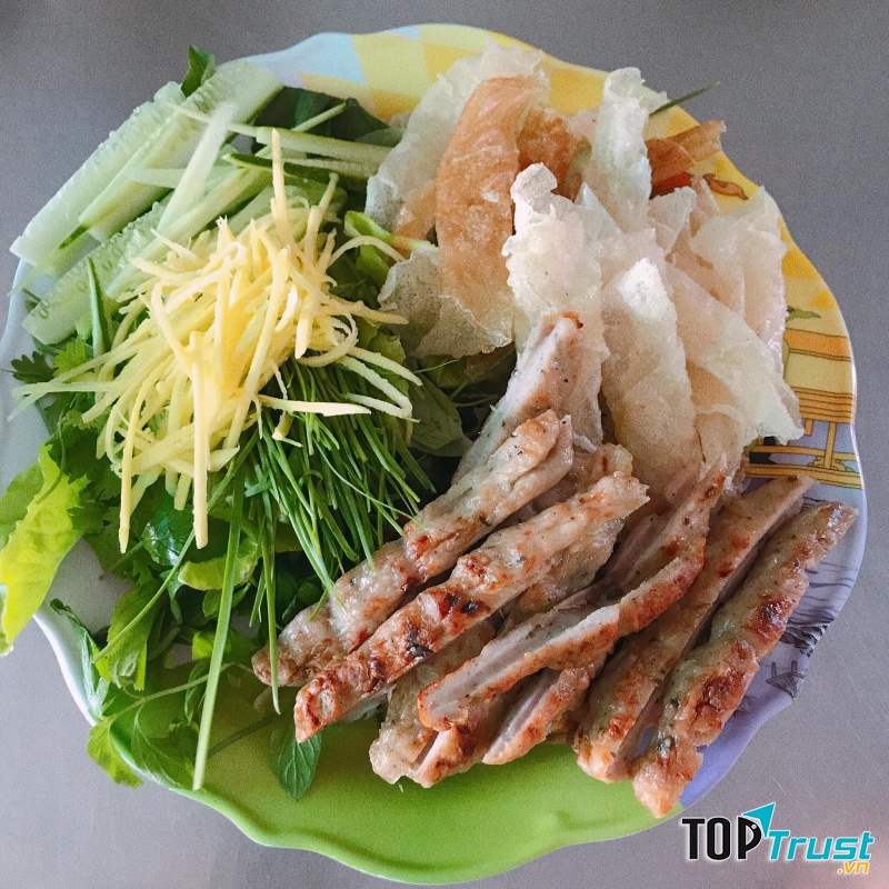 Một suất nem nướng tại Nhật Hoàng đơn giản nhưng hương vị hấp dẫn đến lạ kỳ