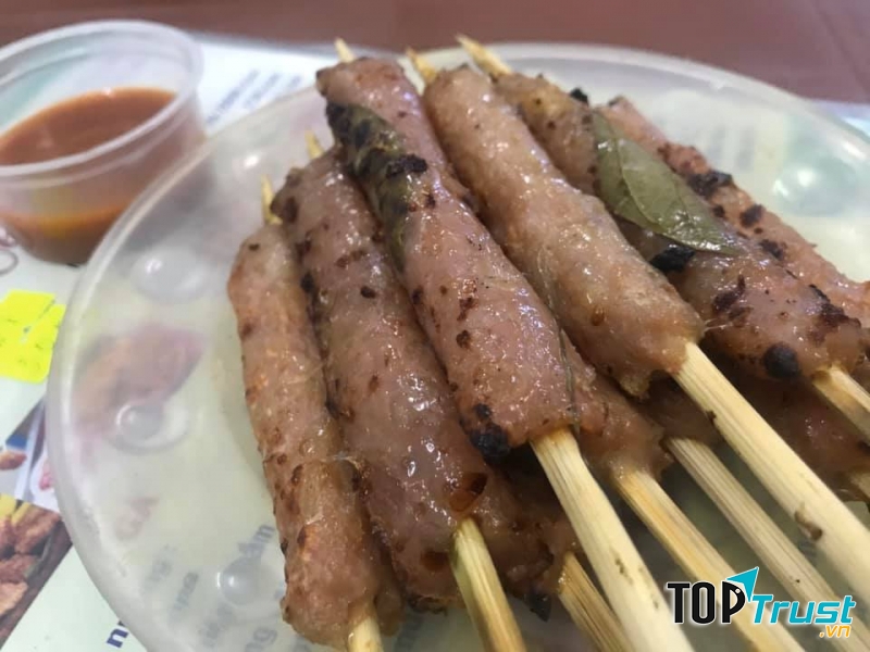 Nem nướng đúng điệu phải được lật đi lật lại nhanh tay để không bị cháy và vẫn giữ được độ mềm.