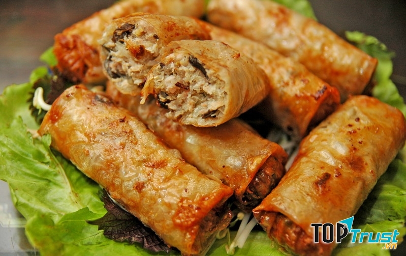 Một cuốn nem rán có giá khoảng 5-10k
