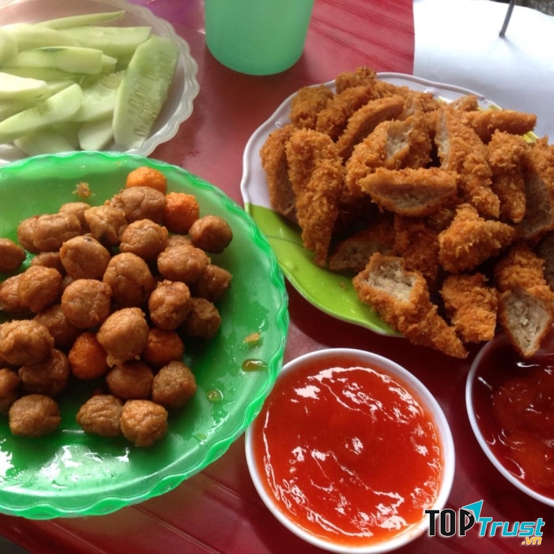 Đĩa nem rán đầy đặn.