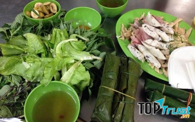 Một suất đầy đủ ở quán bà Hồng