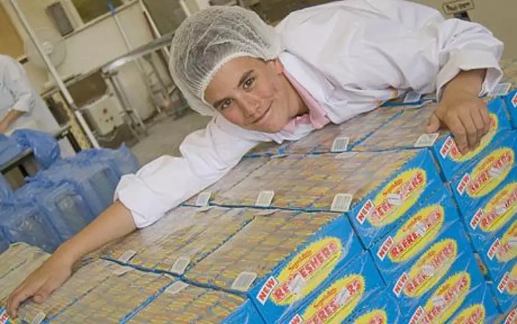 Công việc đơn giản này là nếm thử những công thức chế biến kẹo của nhà máy.