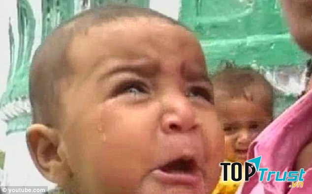 Vẻ sợ hãi của đứa trẻ khi bị ném xuống một tấm chăn bên dưới từ độ cao 15m.