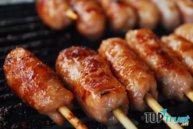 Nem Việt Nam là một trong những địa chỉ ăn vặt Sài Gòn khá lâu đời