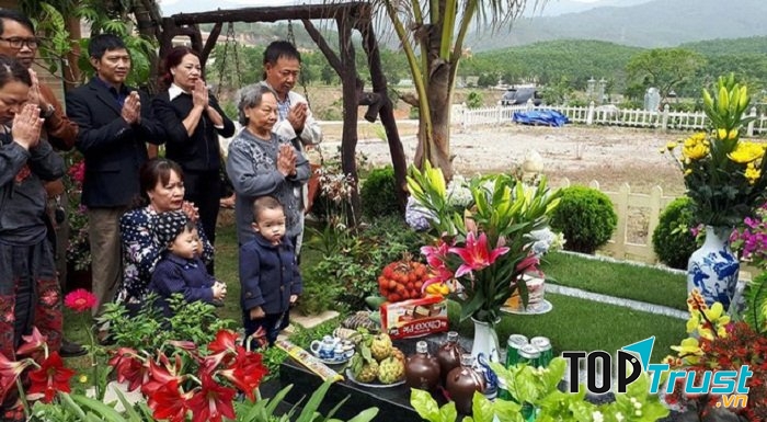 Bạn nên cùng người thân đi thăm mộ tổ tiên trước tết