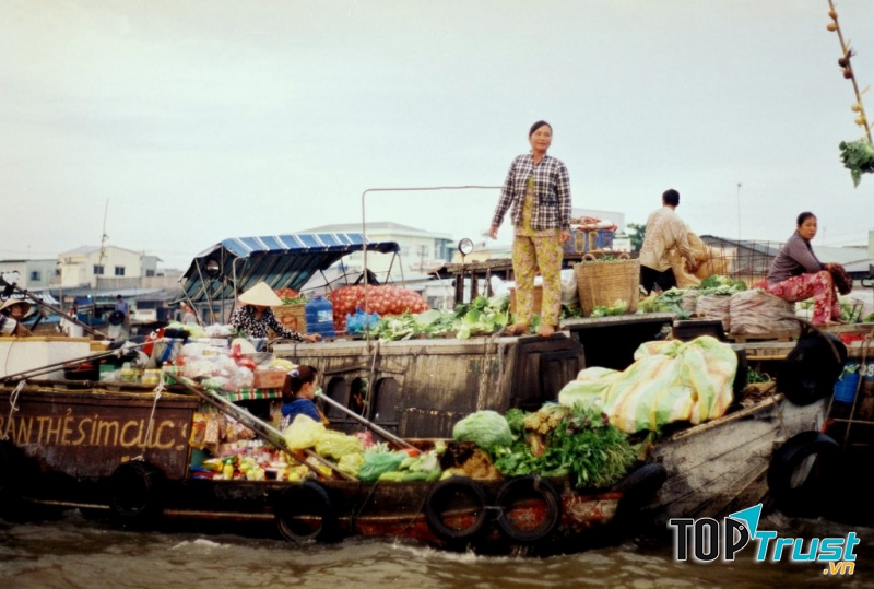 Vào sớm bình minh là lúc chợ nổi tấp nập nhất.