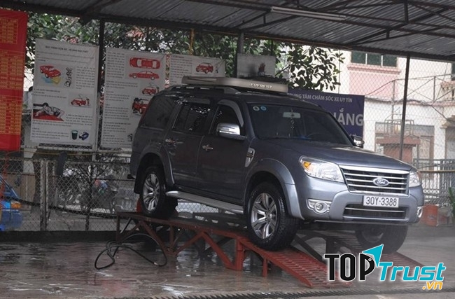 Dừng xe dưới mái tôn để trú mưa an toàn