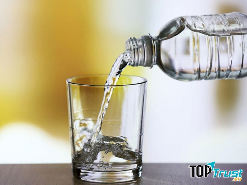 Phụ nữ sau sinh nên uống nhiều nước để kích thích sữa về