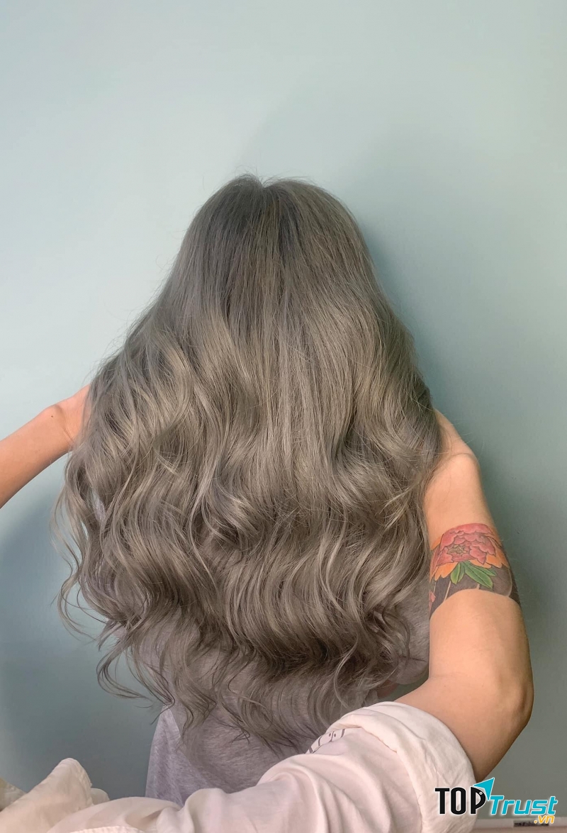 Dưới bàn tay khéo léo với nhiều năm kinh nghiệm, bạn sẽ có mái tóc cực kỳ ưng ý.