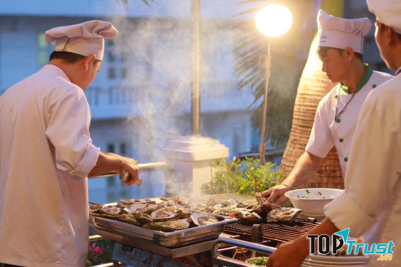 Các đầu bếp chuyên nghiệp đang chế biến món ăn
