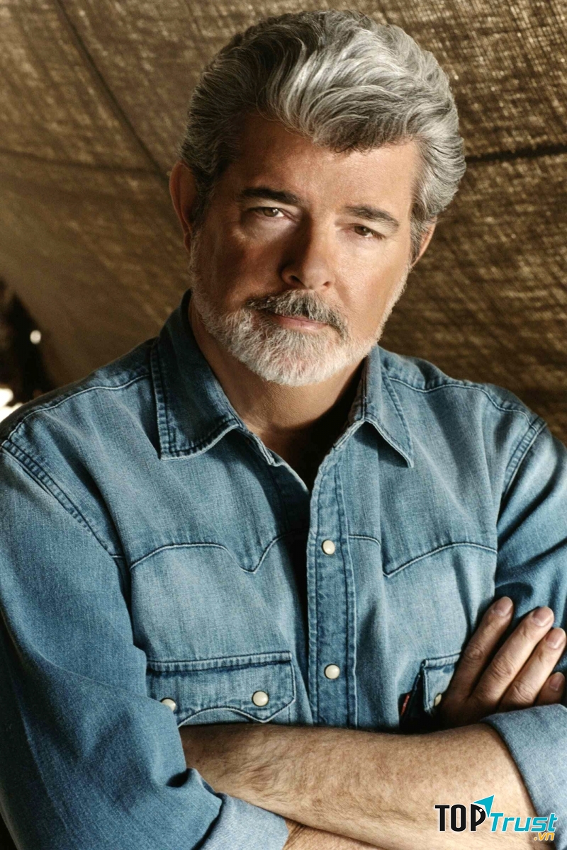 George Lucas -  là một nhà sản xuất phim, đạo diễn, diễn viên, tác giả kịch bản người Mỹ và là chủ tịch của hãng Lucasfilm.