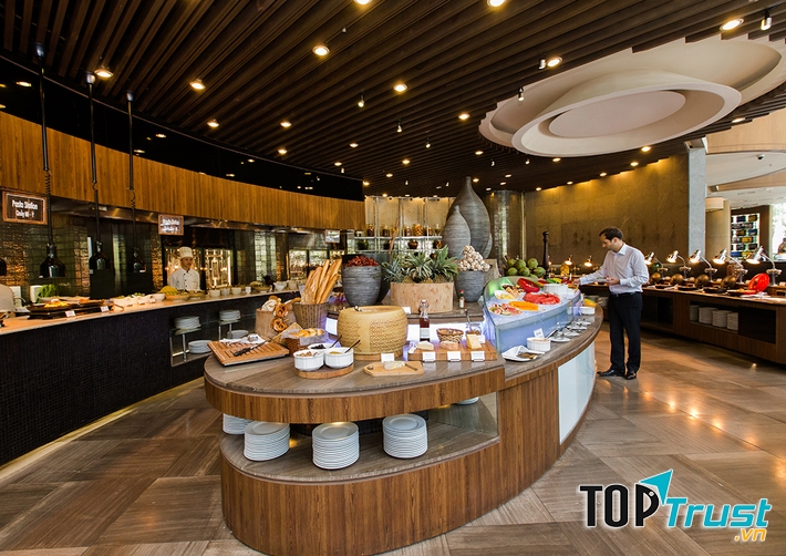 Buffet tự chọn tại nhà hàng của khách sạn