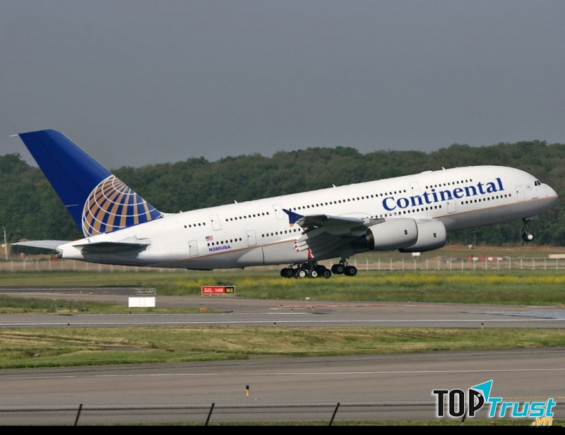 Continental Airlines là hãng bay cung cấp chặng bay dài thứ 10 trên thế giới.