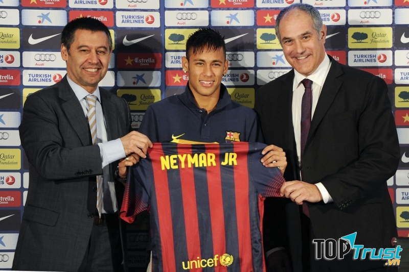 Neymar ra mắt Barcelona năm 2013