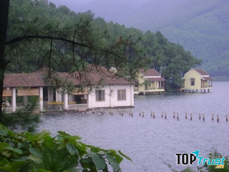 Dãy nhà nổi khu du lịch sinh thái Khe Thờ - Trại Tiểu