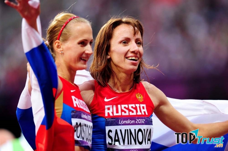 2 nữ VĐV điền kinh của Nga Mariya Savinova (trái) đoạt HCV và Ekaterina Poistogova (HCĐ) cự ly 800 m Olympic 2012 đều bị cấm thi đấuAFP