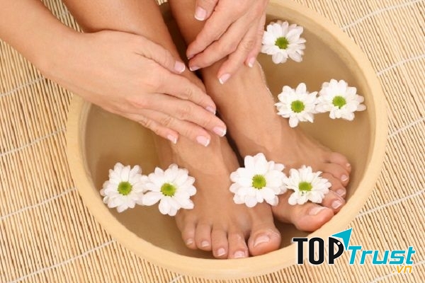 Để tăng thêm tính hiệu quả, bạn có thể pha nước ngâm chân cùng với muối hột hoặc cánh hoa vừa tàn, giúp đẹp da và xóa đi mùi hôi chân khó chịu.