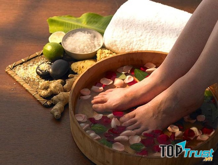 Ngâm chân trước khi ngủ