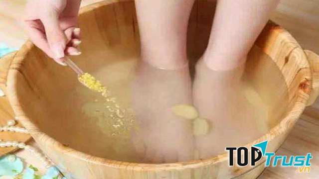 Ngâm chân nước muối pha gừng chữa đau xương khớp