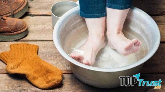 Làm bắp chân nhỏ lại bằng cách ngâm chân nước ấm