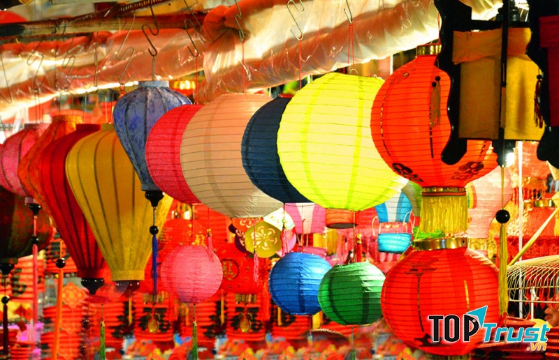 Lồng đèn muôn sắc, muôn vẻ tại Hội An